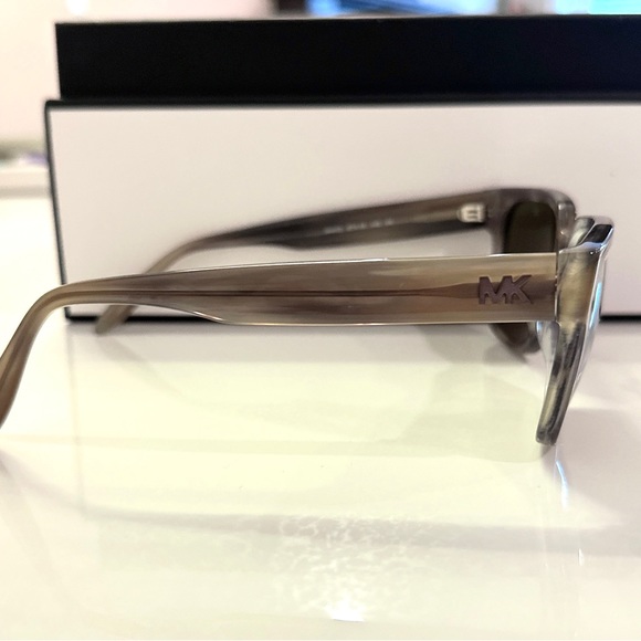 Michael Kors MK2188 WASHINGTON Sunglasses
by Michael Kors - Picture 5 of 5